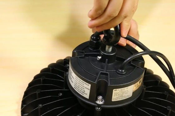 Installing the hook hanger with screws Installing the hook hanger with screws